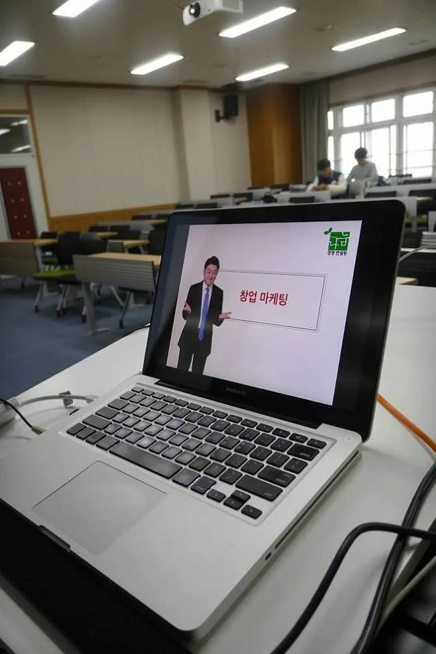 충남대학교 약학대 창업마케팅 특강 교육 현장 - 나눔경영컨설팅 김종혁 강사